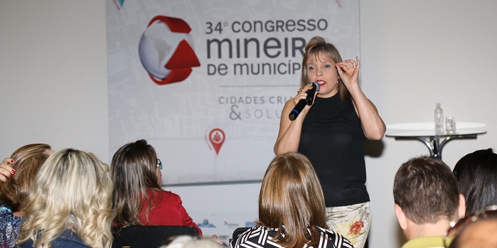 A assessora da Presidência, Naila Mourthé, apresentou o projeto do TCEMG intitulado “Na Ponta do Lápis: a Escola na formação, o Tribunal na fiscalização”, que tem como objetivo traçar ações para o controle da educação pública – prioridade da gestão atual do TCE (Foto: Karina Camargos Coutinho)